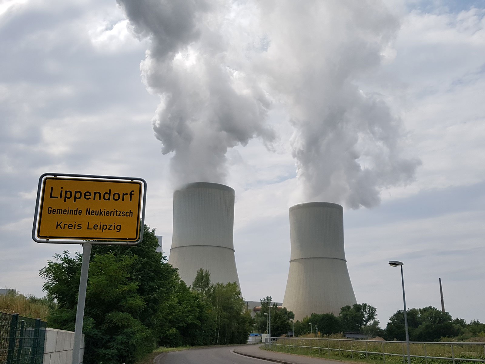 Foto: KStahl – Eigenes Werk, commons.wikimedia.org Ortsschild Lippendorf Gemeinde Neukieritzsch Kreis Leipzig, im Hintergrund zwei Türme vom Kraftwerk Lippendorf